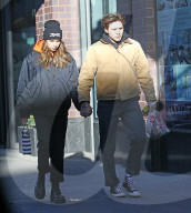 PEOPLE - Brooklyn Beckham mit Hana Cross unterwegs in New York