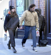 PEOPLE - Brooklyn Beckham mit Hana Cross unterwegs in New York