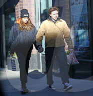 PEOPLE - Brooklyn Beckham mit Hana Cross unterwegs in New York