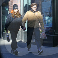 PEOPLE - Brooklyn Beckham mit Hana Cross unterwegs in New York