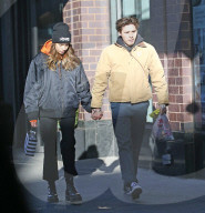 PEOPLE - Brooklyn Beckham mit Hana Cross unterwegs in New York
