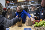 NEWS - Shutdown in den USA: Nancy Pelosi verteilt Essen an Bedürftige in Washington
