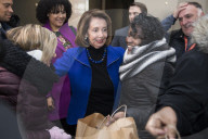 NEWS - Shutdown in den USA: Nancy Pelosi verteilt Essen an Bedürftige in Washington