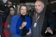 NEWS - Shutdown in den USA: Nancy Pelosi verteilt Essen an Bedürftige in Washington