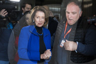 NEWS - Shutdown in den USA: Nancy Pelosi verteilt Essen an Bedürftige in Washington