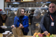 NEWS - Shutdown in den USA: Nancy Pelosi verteilt Essen an Bedürftige in Washington