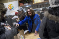 NEWS - Shutdown in den USA: Nancy Pelosi verteilt Essen an Bedürftige in Washington