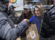 NEWS - Shutdown in den USA: Nancy Pelosi verteilt Essen an Bedürftige in Washington
