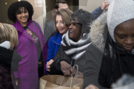 NEWS - Shutdown in den USA: Nancy Pelosi verteilt Essen an Bedürftige in Washington