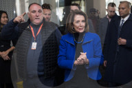 NEWS - Shutdown in den USA: Nancy Pelosi verteilt Essen an Bedürftige in Washington