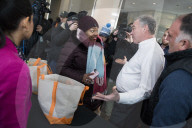 NEWS - Shutdown in den USA: Nancy Pelosi verteilt Essen an Bedürftige in Washington
