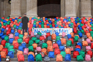 NEWS - London: 'WaterAid 800 Schoolbags' Aktion vor der St.Pauls Cathedral