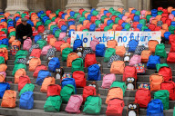 NEWS - London: 'WaterAid 800 Schoolbags' Aktion vor der St.Pauls Cathedral