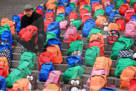 NEWS - London: 'WaterAid 800 Schoolbags' Aktion vor der St.Pauls Cathedral