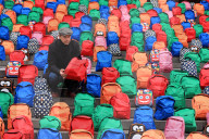 NEWS - London: 'WaterAid 800 Schoolbags' Aktion vor der St.Pauls Cathedral