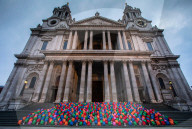 NEWS - London: 'WaterAid 800 Schoolbags' Aktion vor der St.Pauls Cathedral
