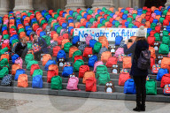 NEWS - London: 'WaterAid 800 Schoolbags' Aktion vor der St.Pauls Cathedral
