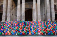 NEWS - London: 'WaterAid 800 Schoolbags' Aktion vor der St.Pauls Cathedral
