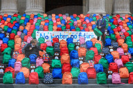 NEWS - London: 'WaterAid 800 Schoolbags' Aktion vor der St.Pauls Cathedral