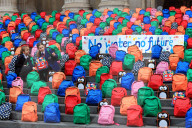 NEWS - London: 'WaterAid 800 Schoolbags' Aktion vor der St.Pauls Cathedral