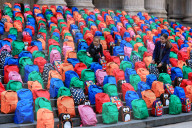 NEWS - London: 'WaterAid 800 Schoolbags' Aktion vor der St.Pauls Cathedral