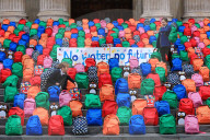 NEWS - London: 'WaterAid 800 Schoolbags' Aktion vor der St.Pauls Cathedral