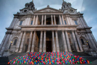 NEWS - London: 'WaterAid 800 Schoolbags' Aktion vor der St.Pauls Cathedral