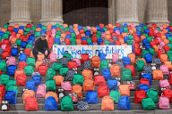 NEWS - London: 'WaterAid 800 Schoolbags' Aktion vor der St.Pauls Cathedral
