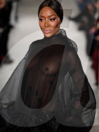 PEOPLE - Haute Couture Paris: Naomi Campbell für Valentino auf dem Catwalk 