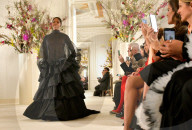 PEOPLE - Haute Couture Paris: Naomi Campbell für Valentino auf dem Catwalk 