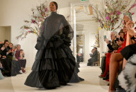 PEOPLE - Haute Couture Paris: Naomi Campbell für Valentino auf dem Catwalk 