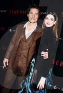 PEOPLE - Matthew McConaughey mit Anne Hathaway an der Premiere von 'Serenity' in New York 
