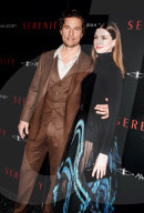 PEOPLE - Matthew McConaughey mit Anne Hathaway an der Premiere von 'Serenity' in New York 