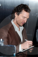 PEOPLE - Matthew McConaughey mit Anne Hathaway an der Premiere von 'Serenity' in New York 