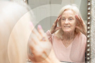 FEATURE - Facelifting soll das Selbstbewustsein von Toni Goldberg stärken