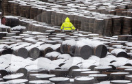 FEATURE - On the rocks: Whiskyfässer lagern unter einer dünnen Schneedecke im schottischen Lanarkshire