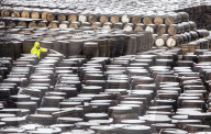 FEATURE - On the rocks: Whiskyfässer lagern unter einer dünnen Schneedecke im schottischen Lanarkshire