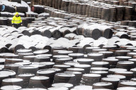 FEATURE - On the rocks: Whiskyfässer lagern unter einer dünnen Schneedecke im schottischen Lanarkshire