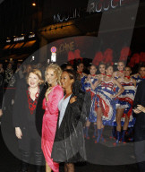 PEOPLE - Céline Dion und Pepe Munoz vor dem Moulin Rouge in Paris