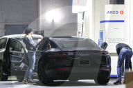 EXKLUSIV - Heather Locklear mit Chris Heisser nachts an der Tankstelle