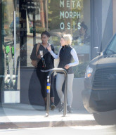EXKLUSIV - Kristen Bell ohne Make-Up in LA unterwegs