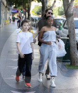 PEOPLE - Angelina Jolie mit ihren Kindern in LA unterwegs