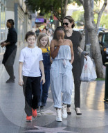 PEOPLE - Angelina Jolie mit ihren Kindern in LA unterwegs