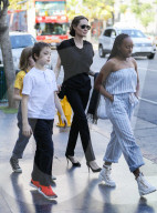 PEOPLE - Angelina Jolie mit ihren Kindern in LA unterwegs