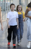 PEOPLE - Angelina Jolie mit ihren Kindern in LA unterwegs