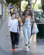 PEOPLE - Angelina Jolie mit ihren Kindern in LA unterwegs