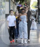 PEOPLE - Angelina Jolie mit ihren Kindern in LA unterwegs