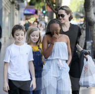 PEOPLE - Angelina Jolie mit ihren Kindern in LA unterwegs