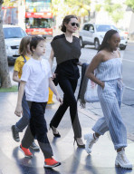 PEOPLE - Angelina Jolie mit ihren Kindern in LA unterwegs
