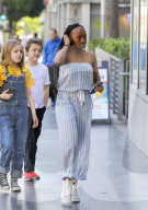 PEOPLE - Angelina Jolie mit ihren Kindern in LA unterwegs